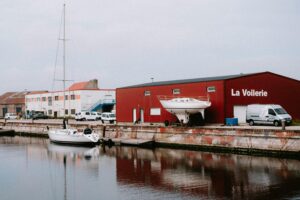 Construction navale artisanale : comment choisir le voilier idéal pour vos besoins
