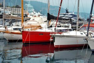voilier sur mesure moderne en navigation haut de gamme